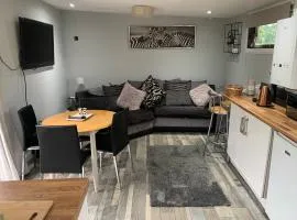 2-Bed Cabin Sleeps 4 -Small Pets Ok -Free Parking