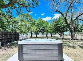 Little Haus on the Farm with a Hot Tub