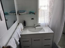 3 Doulbe Beds including 1 Sofa Bed Studio, 7 Salisbury Road, Rotorua，位于Koutu的酒店