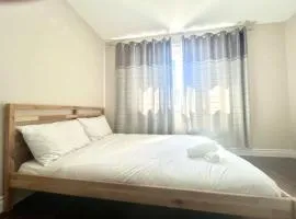 Spacious Modern Queen Room Near Fairview Mall, 401 & 404