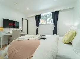 Room with Working space, equipped kitchen, Comfortable bed