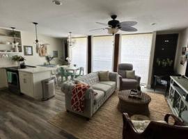 Valley Vibes and Beach Bliss Condo for Family Nomads，位于Waianae的酒店