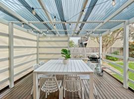 4-Bed Beach House with Garden & Alfresco Dining，位于Tomakin的酒店