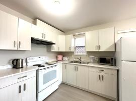 Newly renovated 2 bed 1 bath in Ladner BC，位于三角洲的酒店