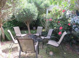 Raines Retreat - Taipa Beach Bach，位于泰帕的酒店