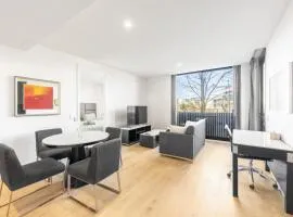 Central located 2 bedroom Apartment in Canberra with Parking
