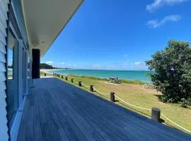 Rangi Beachfront -Luxury Beachfront Bach