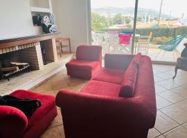 Whole flat 95 sq m by the sea close to airport with garden，位于Agios Spyridon的酒店