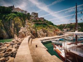 Unique villa on a rock, 50 meters from the beach, sea view - by TRAVELER tourist agency Krk - ID 2401，位于瓦比尼科的酒店