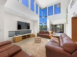 Pet friendly Luxury stay walk to beach
