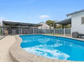 Wine Down Retreat - The Great Entertainer with Heated Pool, Fireplace and Firepit for the Perfect All-Season Escape