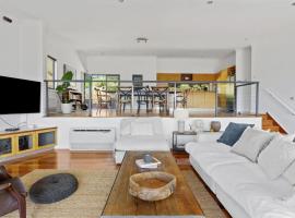 Hilltop Hideaway Family Escape，位于Merewether的酒店
