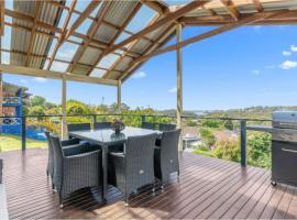 Holiday Home with Ocean Views Wamberal，位于瓦布利尔的酒店