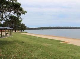 Lake Front Home Relax Unwind，位于Budgewoi的酒店