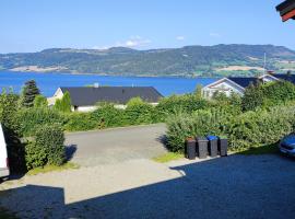 Separate rooms in a large house,on the E6 road，位于Biri的酒店