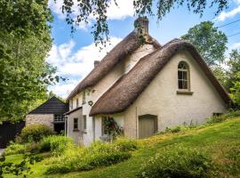 Weeke Brook - Quintessential thatched luxury Devon cottage，位于查格福德的酒店