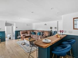 Coombe Bank - Seaboard spirit, contemporary chic with parking close to beach，位于廷茅斯的酒店