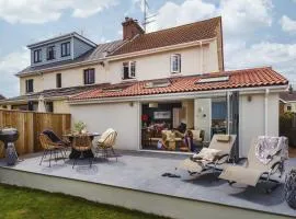 Littlefields - With hot tub, garden, private parking and short walk to beach