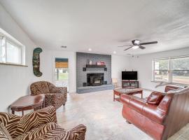 Steps to the Lake Eufaula Home with Game Room!，位于Eufaula的酒店