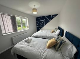 Modern 3-Bed Near Manchester Airport with Parking, Ideal for Long Stays，位于威森肖的酒店