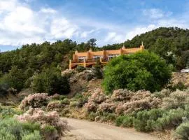 Side-by-side Adobes, 9 Mi To Taos Ski Valley
