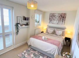 Lux Balcony Penthouse Room Basingstoke Hospital 2min drive and walkable，位于贝辛斯托克的酒店