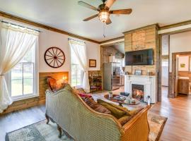 Bright Whites Creek Home 12 Mi to Dtwn Nashville!，位于Whites Creek的酒店