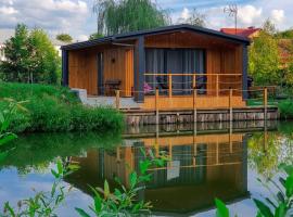 Roztoczański Domek nad Stawem z jacuzzi，位于Nowiny的酒店