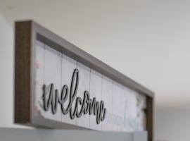 Tucked Away Walk to Beach Pet Friendly Relax，位于罗斯西的酒店