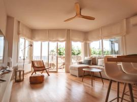SeaHomes Vacations - Seafront Brand New Apt with PKG，位于布拉内斯的酒店