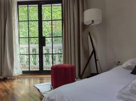 Shanghai Historical Forest Cabin loft BNB With Balcony at second floor near middle Huaihai road，位于上海的酒店