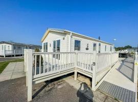 Stunning 4 Berth Lodge With Decking At Manor Park In Hunstanton Ref 23173K，位于亨斯坦顿的酒店