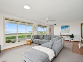 Esplanade Escape Absolute Beachfront WIFI-NBN，位于米德尔顿的酒店