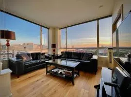 Spotless Modern 2bed Condo Downtown, 9th Floor, Amazing City Views!