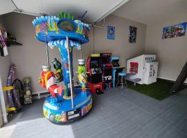 Paradise View Lodge - Amazing Lake Views, Playroom, Pool, HotTub!，位于Fish Haven的酒店