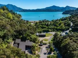 Nature's Luxury - Moetapu Bay Holiday Home