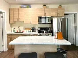 DT Stylish & Newly Renovated Home 2bdrm KQ beds Sea Tac 6 Miles with AC