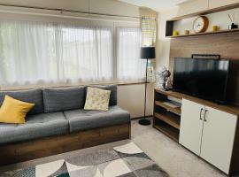 DJD's Place - Caravan Sleeps 6 Felixstowe Beach，位于费利克斯托的酒店