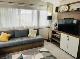 DJD's Place - Caravan Sleeps 6 Felixstowe Beach