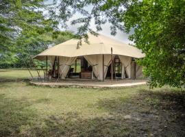 Dolly Farm & River Camp, Luxury Tents，位于育空河的豪华帐篷