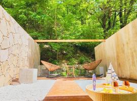 Sokcho Floating Whale Seorak Dojeok Waterfall Stay，位于麟蹄的酒店