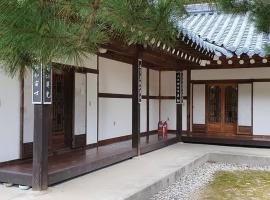 Gangneung Wangsangoal Hanok Pension，位于江陵市的酒店