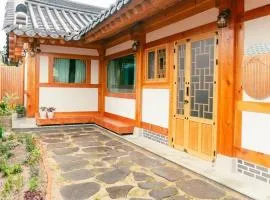 Gyeongju Hwangridan Casa De