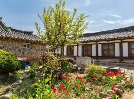 Gyeongju Stone Lantern Home Hanok Stay