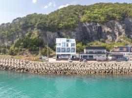 Namhae Red Wave Pension，位于南海郡的酒店