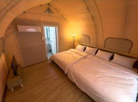 Jecheon J Glamping，位于堤川市的露营地