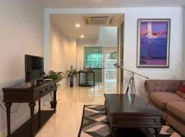 3BR Sukhumvit Townhouse, close to Emsphere and BTS MRT