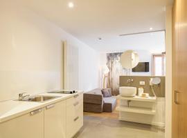 HEIMAT - Chic & Spacious Alpine Escape Schlanders，位于西兰德罗的酒店