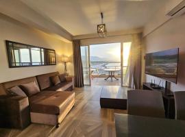 Beachfront Penthouse with beautiful view in North Cyprus，位于Ayios Nikolaos的度假屋