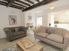 The Old Stables - Pet-Friendly Stay Near Ruthin Castle with Parking